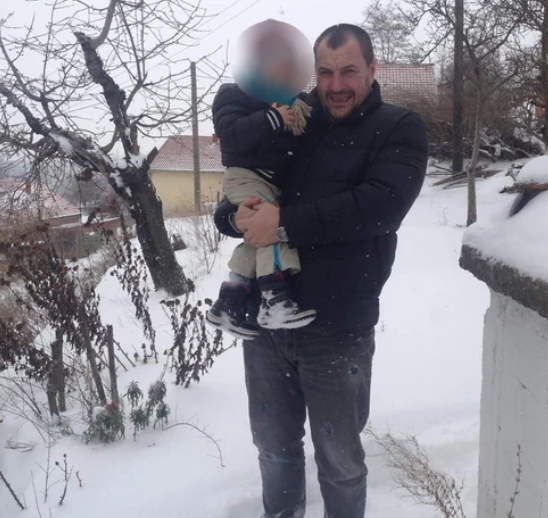 Miljan Delević drži dijete u naručju