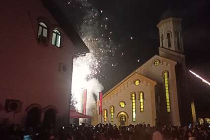Hram je bio mali: U banjalučkom naselju Drakulić Badnje veče dočekano uz veličanstven vatromet (FOTO, VIDEO)