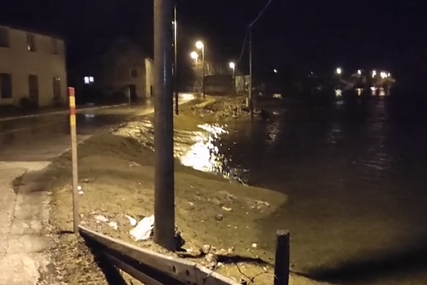 POPLAVE U HERCEGOVINI Zbog obilnih padavina nekoliko kuća u Gacku pod vodom, na pojedinim dionicama obustavljen i saobraćaj (VIDEO)