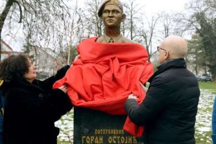 "Srbija ga nikad neće zaboraviti" Otkrivena spomen-bista heroju sa Košara Goranu Ostojiću (FOTO)