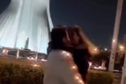 Momak i djevojka se ljube u Iranu