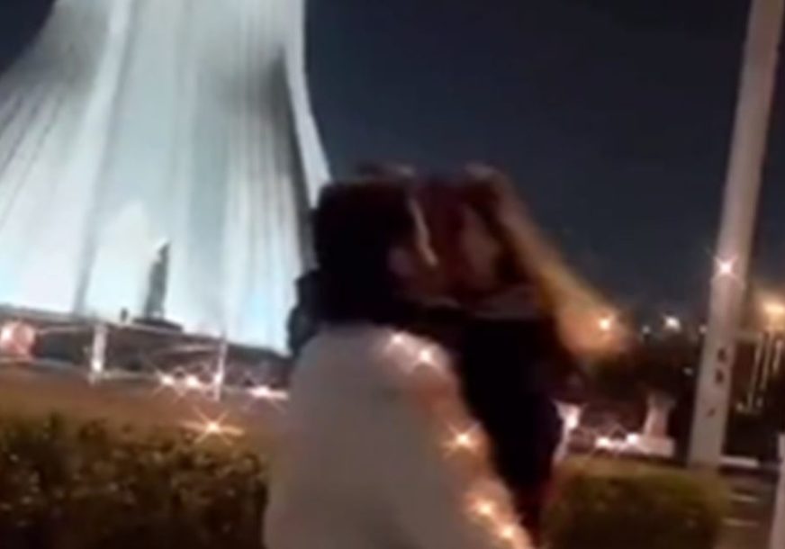 Momak i djevojka se ljube u Iranu