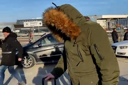 NEMA DALJE Isak Šabanović uletio u skupi auto kao da ga jure holivudski paparaci (VIDEO)