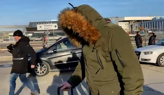 NEMA DALJE Isak Šabanović uletio u skupi auto kao da ga jure holivudski paparaci (VIDEO)