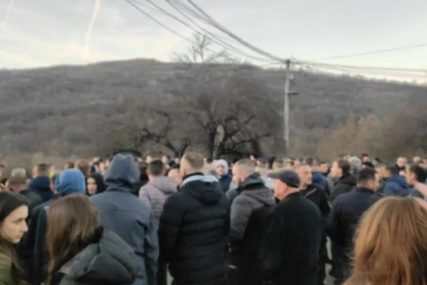 Uklonjene barikade u Štrpcu: Srbi pregovarali sa kosovskom policijom nakon ranjavanja dvojice dječaka