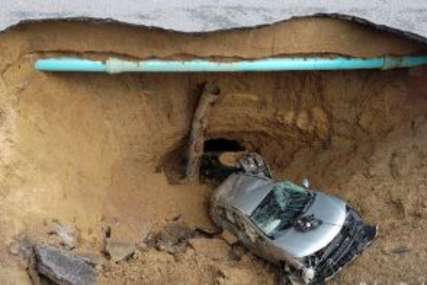 Drama u Los Anđelesu: Ogromna rupa progutala automobile (FOTO, VIDEO)