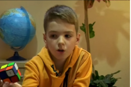Mihajlo se sprema za veliko takmičenje "Kada imaš 3 godine, dovoljno si sposoban da sklopiš Rubikovu kocku" (VIDEO)