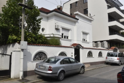 (FOTO) Vila koja nikog ne ostavlja ravnodušnim: Mile Kitić i Marta Savić žive U KUĆI VRIJEDNOJ 500.000 EVRA