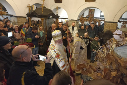 Nalaganje badnjaka i u Sarajevu: Mitropolit Hrizostom služio liturgiju u Staroj crkvi na Baščaršiji