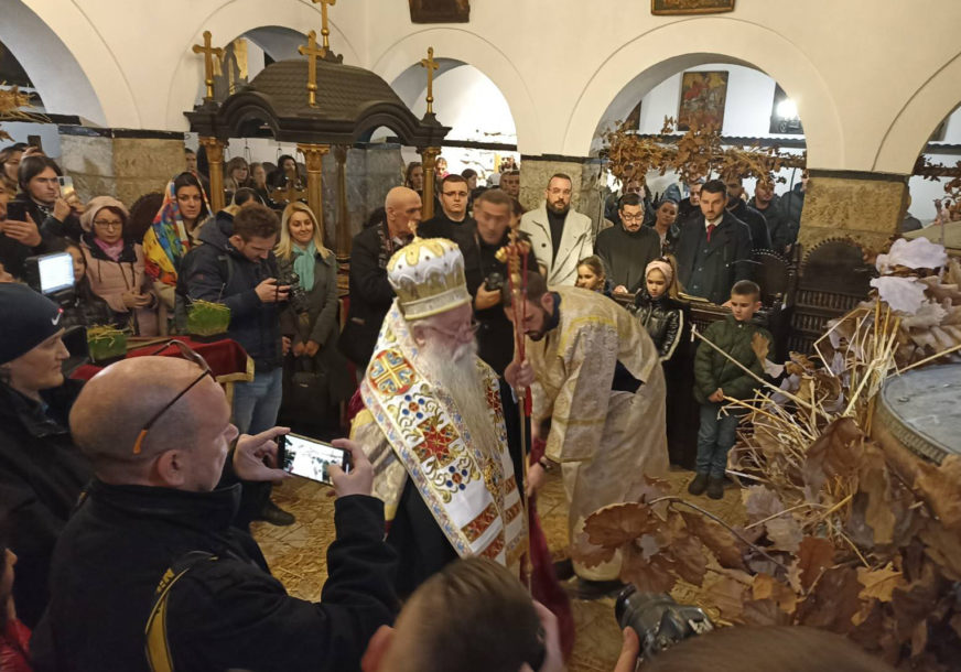 Nalaganje badnjaka i u Sarajevu: Mitropolit Hrizostom služio liturgiju u Staroj crkvi na Baščaršiji