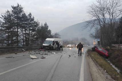 Nesreća na putu prema Palama: U sudaru 2 vozila povrijeđeno više osoba (FOTO)