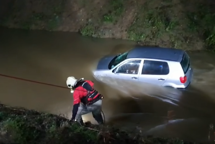 Detalji nesreće kod Prijedora: U slijetanju auta u rijeku lakše povrijeđen muškarac (VIDEO)
