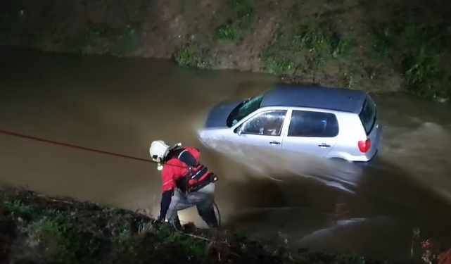 Detalji nesreće kod Prijedora: U slijetanju auta u rijeku lakše povrijeđen muškarac (VIDEO)