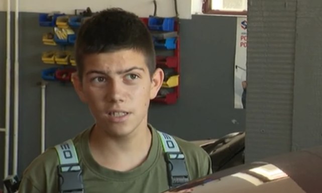 "Kažem, uzmi slobodan dan, on neće" Nikola (14) je najmlađi automehaničar u Evropi, niko ne može da ga izbaci iz radionice (FOTO)