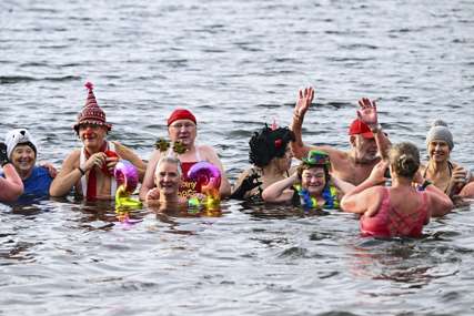 Za njih nema zime: Građani Berlina tradicionalno zaplivali u hladnom jezeru (FOTO)