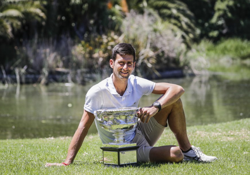 Novak Đoković sa peharom Australijan opena 2019.