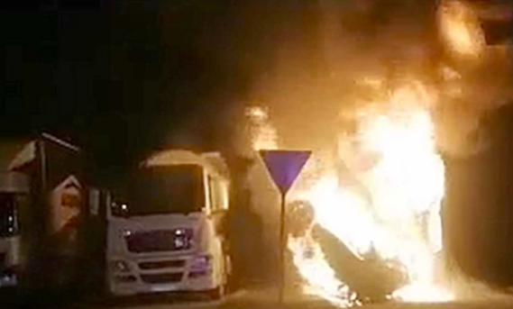 STRAVIČNA NESREĆA Autom se zakucao u kamion, dvije osobe poginule (VIDEO)
