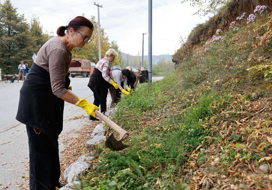Kampanja {ZAJEDNO} za bolje sutra: Očišćene lokacije u Vojkovićima i obnovljeno igralište za odbojku