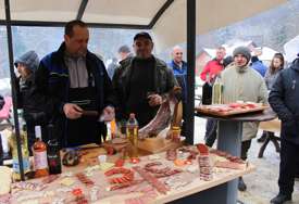 Svuda se širio miris hrane i zvuk muzike: Zima u Podgradcima kod Gradiške (FOTO)