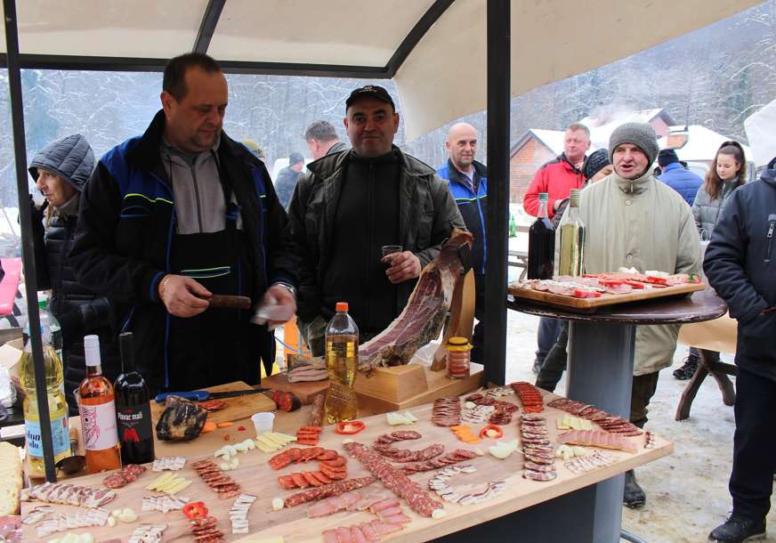 Svuda se širio miris hrane i zvuk muzike: Zima u Podgradcima kod Gradiške (FOTO)