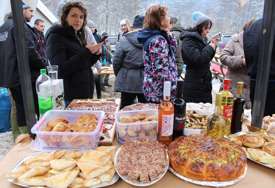 "Ovi kolači su da čovjek prste poliže" Žene iz Podgradaca pripremaju odlične poslastice (FOTO)