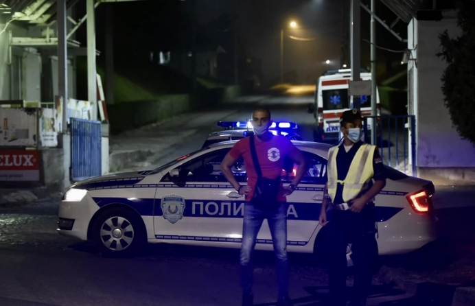 Haos u Beogradu: Zakucali se u banderu, ostavili smrskan auto i pobjegli (VIDEO)