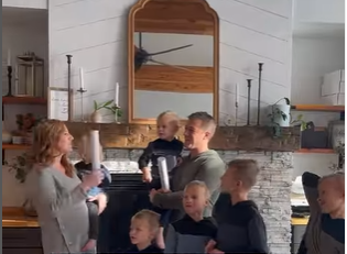 SVI BILI IZNENAĐENI Porodica sa 6 sinova postala globalni hit nakon reakcije da očekuju devojčicu (VIDEO, FOTO)