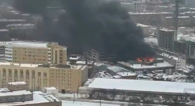 CRNI DIM IZNAD MOSKVE Izbio veliki požar, ljudi evakuisani, krov zgrade se srušio (VIDEO)