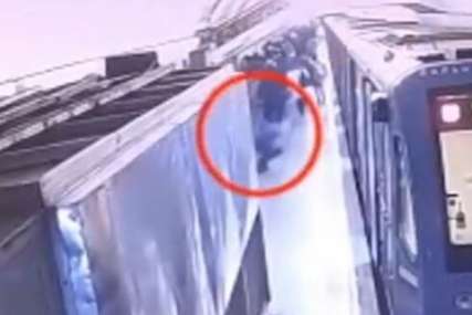 Zbog ovog je rizikovao da izgubi život: Mladić izveo salto unazad sa voza u metrou, razlog bizaran (VIDEO)
