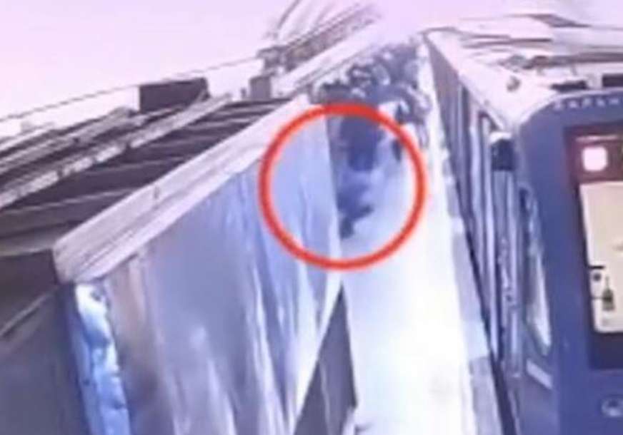 Zbog ovog je rizikovao da izgubi život: Mladić izveo salto unazad sa voza u metrou, razlog bizaran (VIDEO)