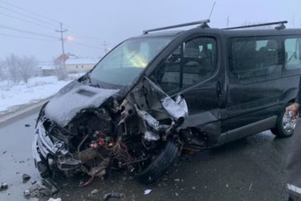 Vozila uništena, više povrijeđenih: U teškoj nesreći život izgubila jedna osoba
