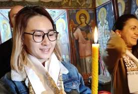 "Hoću da budem kao on" Kineskinja primila pravoslavlje u Ostrogu, pokazala na mošti sveca, pa se obratila svešteniku (FOTO)