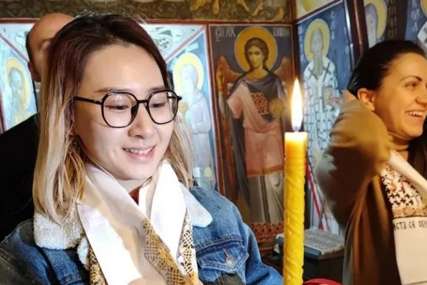 "Hoću da budem kao on" Kineskinja primila pravoslavlje u Ostrogu, pokazala na mošti sveca, pa se obratila svešteniku (FOTO)