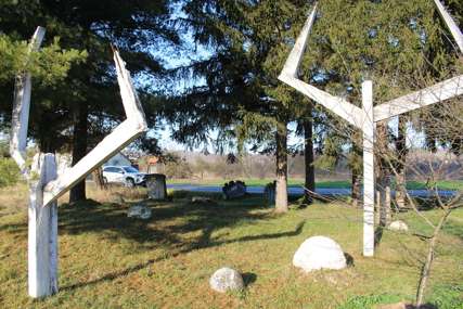Zaboravljena istorija, izblijedile žrtve: Zapušten spomen-park u selu Ševarlije kod Kozarske Dubice (FOTO)