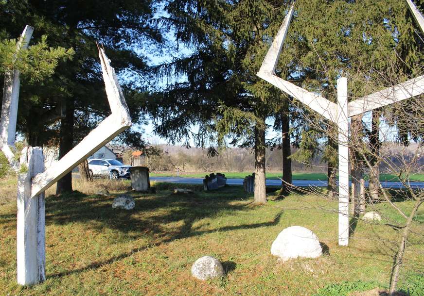 Zaboravljena istorija, izblijedile žrtve: Zapušten spomen-park u selu Ševarlije kod Kozarske Dubice (FOTO)