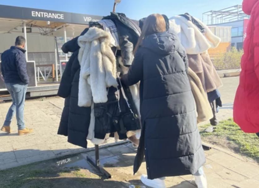 Prođu i usput pokupe garderobu koju su ljudi u panici ostavljali: Počelo otimanje za jakne i bunde ispred splava (VIDEO)