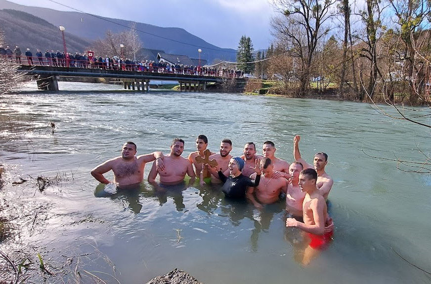 Vjera i tradicija toplije od hladne vode: Žarko Đukić prvi doplivao do Časnog krsta (FOTO)