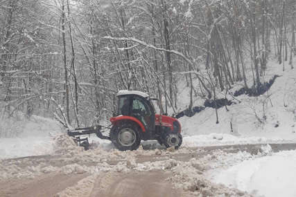 Ekipe ponovo na terenu: Čišćenje snijega sa kolovoza na području Majevice i Semberije