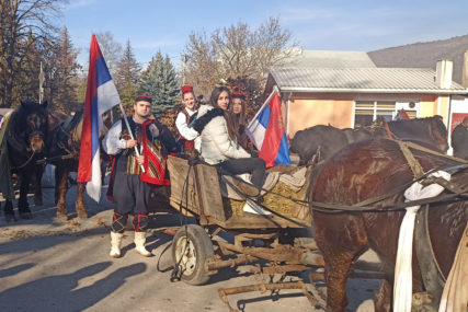 Proslava Badnjeg dana u Drvaru: U narodnoj nošnji, uz krajišku pjesmu i vožnju kočijama (FOTO)