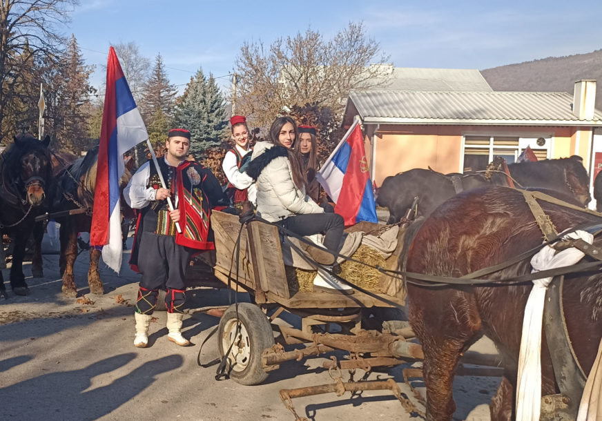 Proslava Badnjeg dana u Drvaru: U narodnoj nošnji, uz krajišku pjesmu i vožnju kočijama (FOTO)