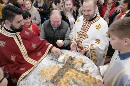 Veselo za Božić u Prijedoru: Polomljena česnica u crkvi Svete Trojice, zlatnik pronašao Dragan Kaurin