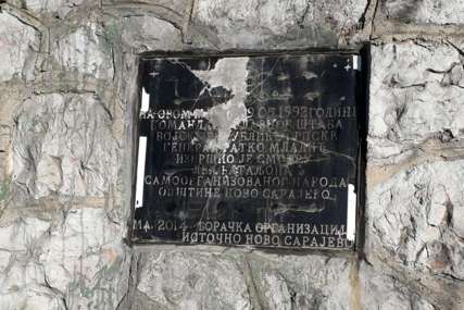 "Upozorenje da neprijatelj ne miruje" Oskrnavljena spomen ploča Ratku Mladiću u Istočnom Sarajevu (FOTO)