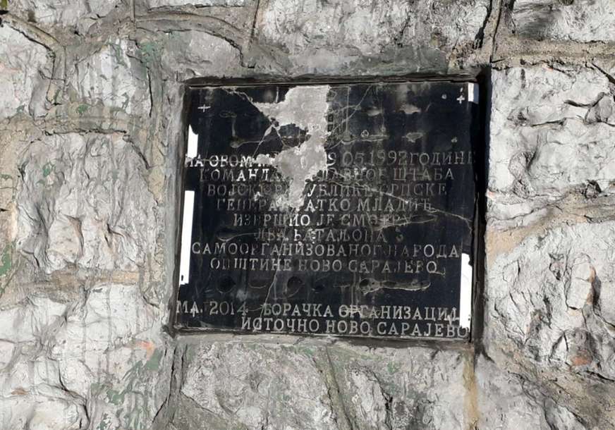 "Upozorenje da neprijatelj ne miruje" Oskrnavljena spomen ploča Ratku Mladiću u Istočnom Sarajevu (FOTO)