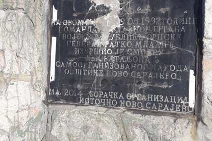 SUD NA SOKOCU PRESUDIO Sarajlije koje su uništile spomen-ploču Ratku Mladiću moraju platiti 6.000 KM