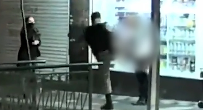 POTRESAN SNIMAK Vojnik iz čista mira počinje da šutira i udara ženu nasred ulice (VIDEO)