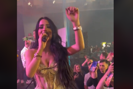 "DAJ ROLEKS" Pjevačica na nastupu od momka iz publike dobila skupocjeni poklon (VIDEO)
