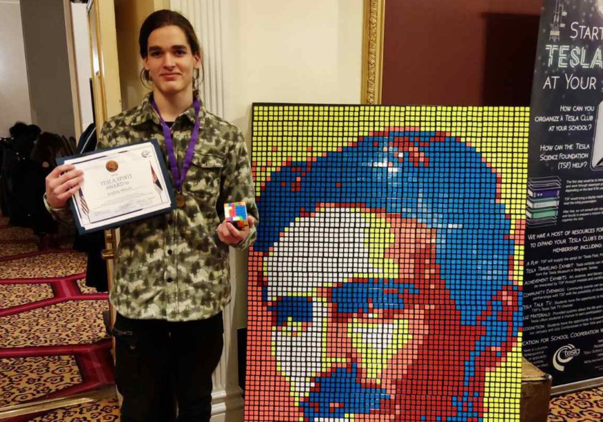 Andrej Milukić pored mozaika Nikole Tesle od Rubikovih kocki