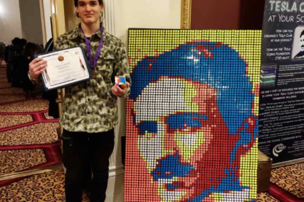 Složio portret Nikole Tesle sa 487 Rubikovih kocki: Impresivno dostignuće Andreja iz Banjaluke u Njujorku (VIDEO)