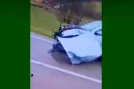 Teška saobraćajna nesreća: Automobili potpuno smrskani u sudaru (VIDEO)