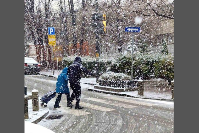 Ovo je najljepša fotografija danas: Dok pada prvi snijeg, policajac pomaže baki da pređe ulicu (FOTO)